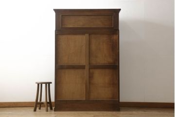 本箱を綺麗に再生!開き戸の反り調整、破損している引き出しの取っ手の修理。塗装が剥げている部分を剥離し、現状の色味に合わせて着色。