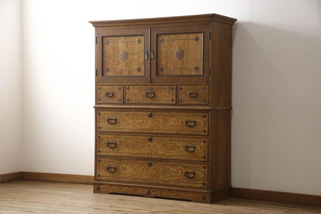 重ね箪笥を綺麗に再生!本体は現状をベース着色し、修繕箇所は本体と馴染ませて仕上げ。