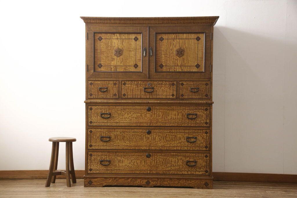 重ね箪笥を綺麗に再生!本体は現状をベース着色し、修繕箇所は本体と馴染ませて仕上げ。