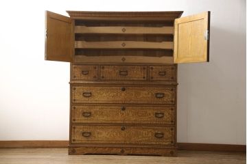 重ね箪笥を綺麗に再生!本体は現状をベース着色し、修繕箇所は本体と馴染ませて仕上げ。