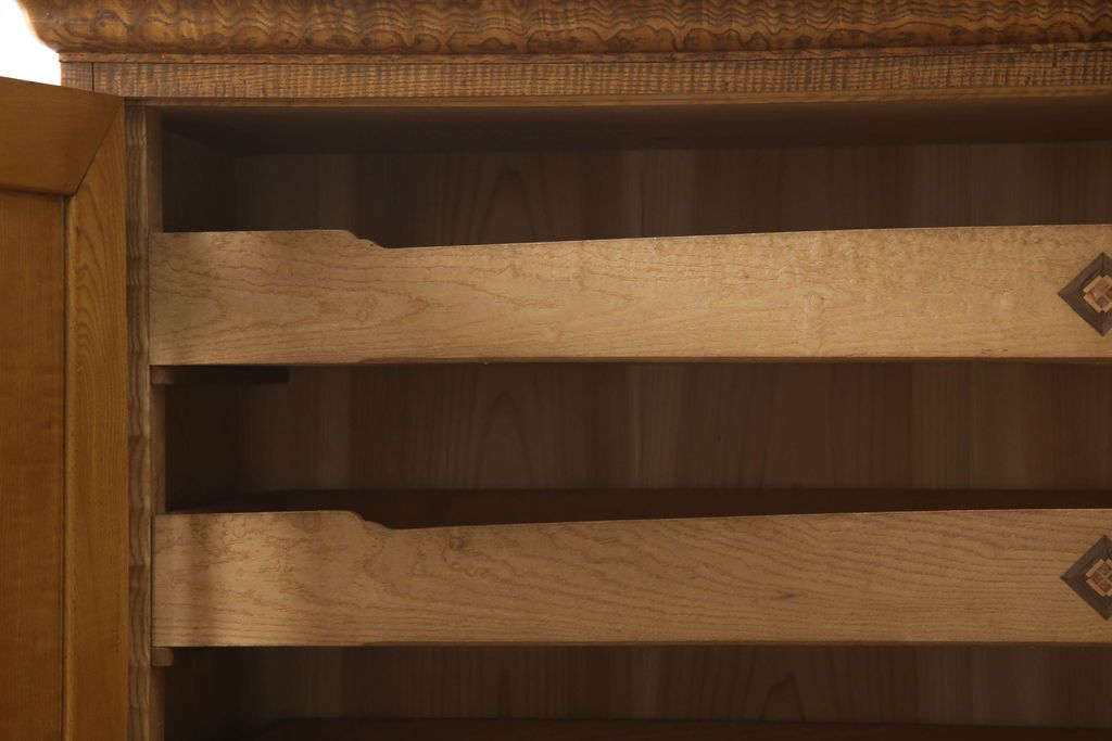 重ね箪笥を綺麗に再生!本体は現状をベース着色し、修繕箇所は本体と馴染ませて仕上げ。