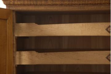 重ね箪笥を綺麗に再生!本体は現状をベース着色し、修繕箇所は本体と馴染ませて仕上げ。