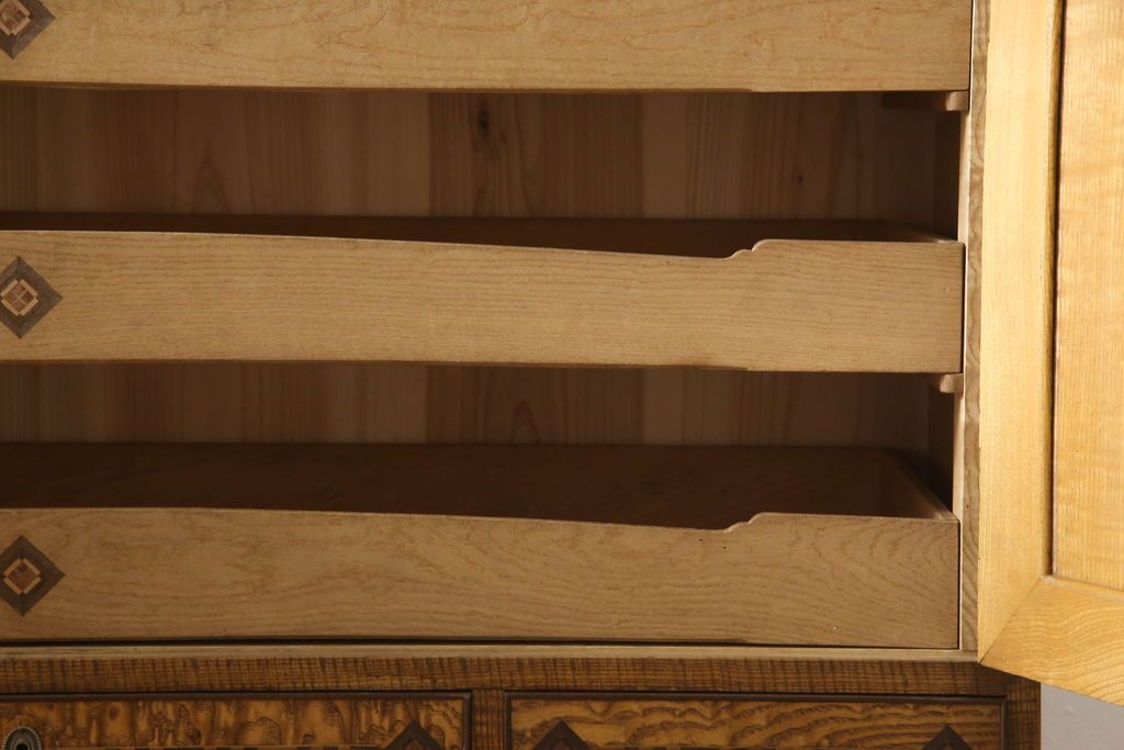 重ね箪笥を綺麗に再生!本体は現状をベース着色し、修繕箇所は本体と馴染ませて仕上げ。