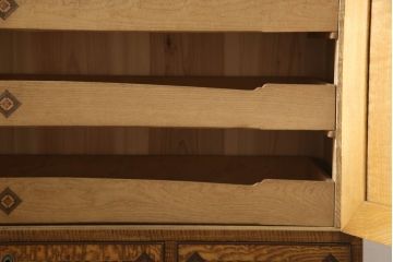 重ね箪笥を綺麗に再生!本体は現状をベース着色し、修繕箇所は本体と馴染ませて仕上げ。