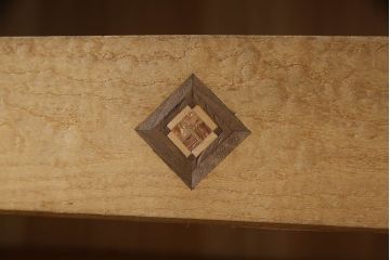 重ね箪笥を綺麗に再生!本体は現状をベース着色し、修繕箇所は本体と馴染ませて仕上げ。