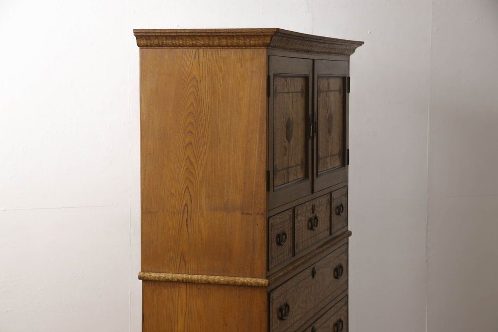 重ね箪笥を綺麗に再生!本体は現状をベース着色し、修繕箇所は本体と馴染ませて仕上げ。