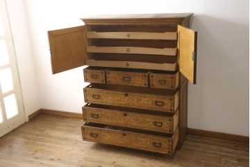 重ね箪笥を綺麗に再生!本体は現状をベース着色し、修繕箇所は本体と馴染ませて仕上げ。