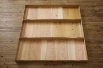 重ね箪笥を綺麗に再生!本体は現状をベース着色し、修繕箇所は本体と馴染ませて仕上げ。