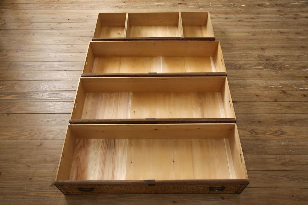 重ね箪笥を綺麗に再生!本体は現状をベース着色し、修繕箇所は本体と馴染ませて仕上げ。