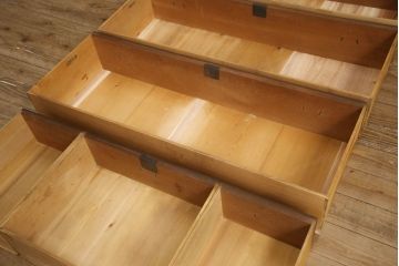 重ね箪笥を綺麗に再生!本体は現状をベース着色し、修繕箇所は本体と馴染ませて仕上げ。