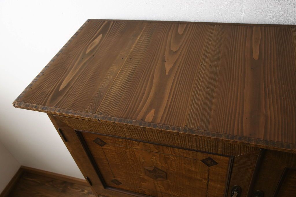 重ね箪笥を綺麗に再生!本体は現状をベース着色し、修繕箇所は本体と馴染ませて仕上げ。