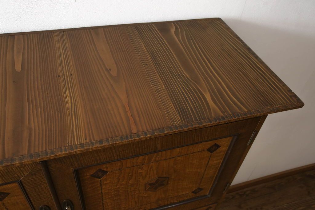 重ね箪笥を綺麗に再生!本体は現状をベース着色し、修繕箇所は本体と馴染ませて仕上げ。