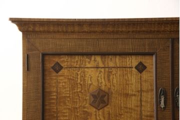 重ね箪笥を綺麗に再生!本体は現状をベース着色し、修繕箇所は本体と馴染ませて仕上げ。