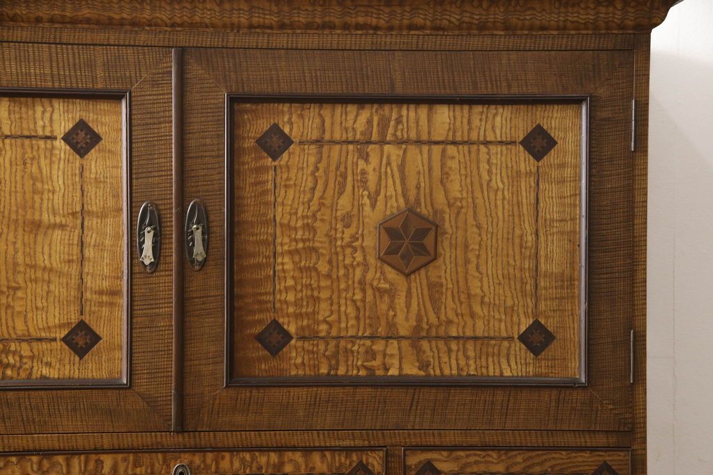 重ね箪笥を綺麗に再生!本体は現状をベース着色し、修繕箇所は本体と馴染ませて仕上げ。