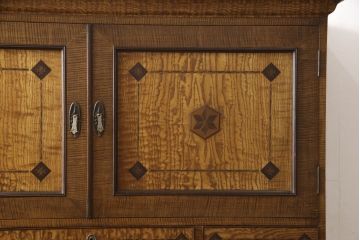 重ね箪笥を綺麗に再生!本体は現状をベース着色し、修繕箇所は本体と馴染ませて仕上げ。