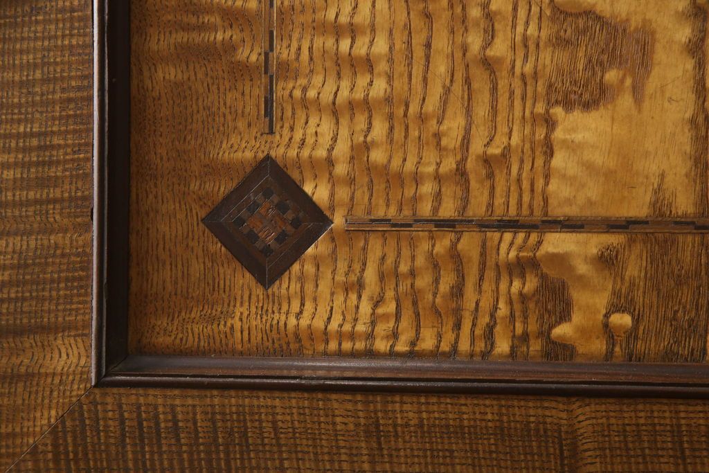 重ね箪笥を綺麗に再生!本体は現状をベース着色し、修繕箇所は本体と馴染ませて仕上げ。