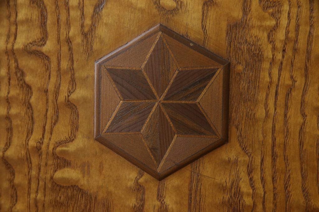 重ね箪笥を綺麗に再生!本体は現状をベース着色し、修繕箇所は本体と馴染ませて仕上げ。