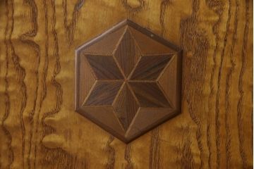 重ね箪笥を綺麗に再生!本体は現状をベース着色し、修繕箇所は本体と馴染ませて仕上げ。