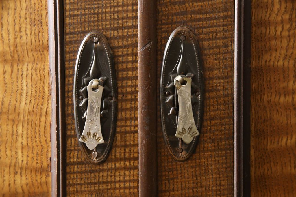 重ね箪笥を綺麗に再生!本体は現状をベース着色し、修繕箇所は本体と馴染ませて仕上げ。