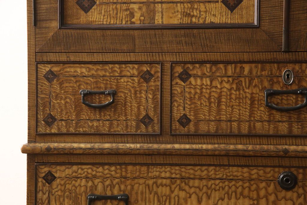 重ね箪笥を綺麗に再生!本体は現状をベース着色し、修繕箇所は本体と馴染ませて仕上げ。