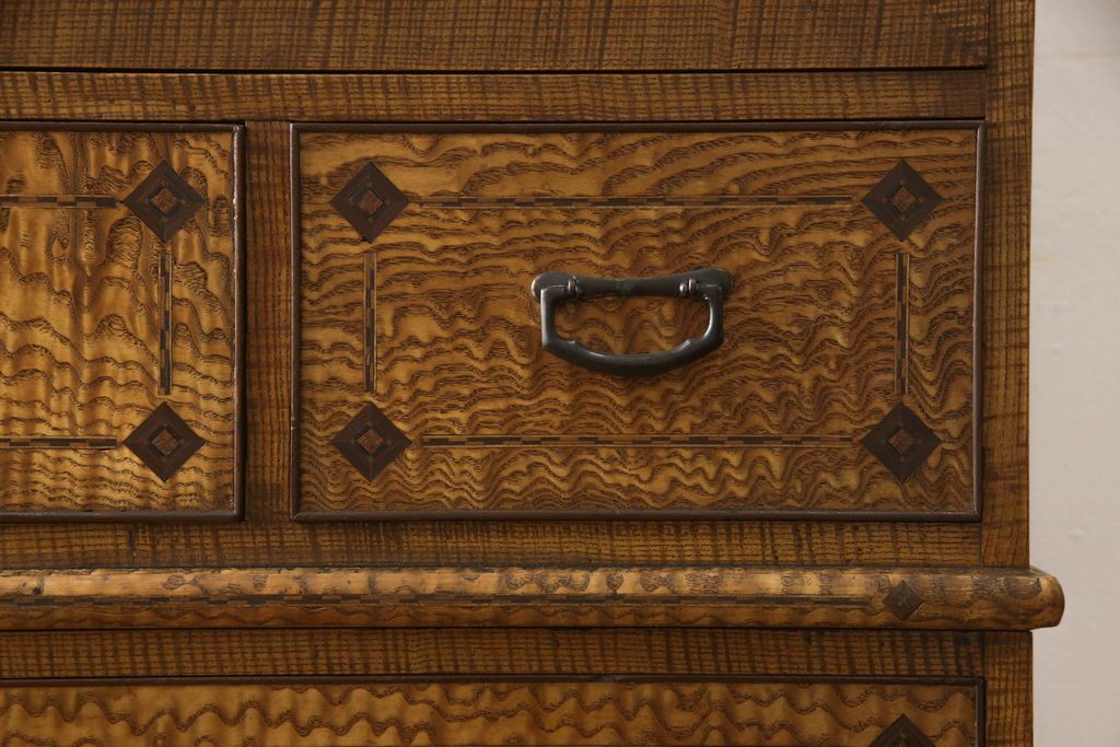 重ね箪笥を綺麗に再生!本体は現状をベース着色し、修繕箇所は本体と馴染ませて仕上げ。