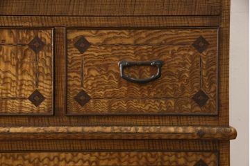 重ね箪笥を綺麗に再生!本体は現状をベース着色し、修繕箇所は本体と馴染ませて仕上げ。