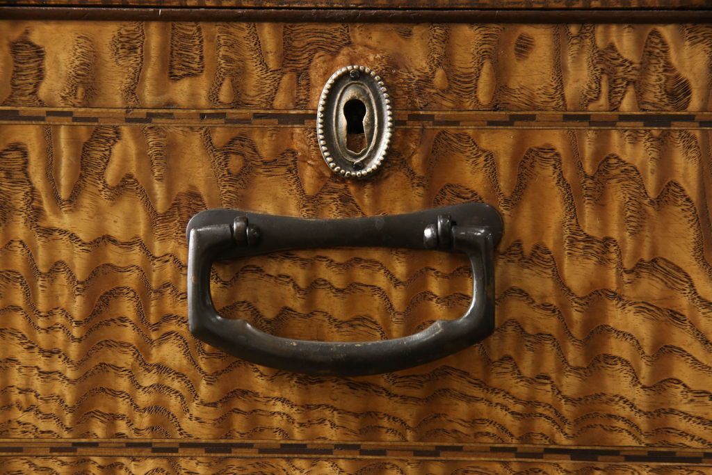 重ね箪笥を綺麗に再生!本体は現状をベース着色し、修繕箇所は本体と馴染ませて仕上げ。