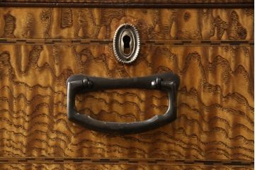 重ね箪笥を綺麗に再生!本体は現状をベース着色し、修繕箇所は本体と馴染ませて仕上げ。