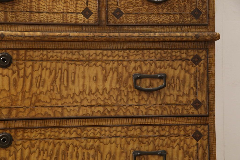 重ね箪笥を綺麗に再生!本体は現状をベース着色し、修繕箇所は本体と馴染ませて仕上げ。