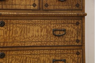 重ね箪笥を綺麗に再生!本体は現状をベース着色し、修繕箇所は本体と馴染ませて仕上げ。