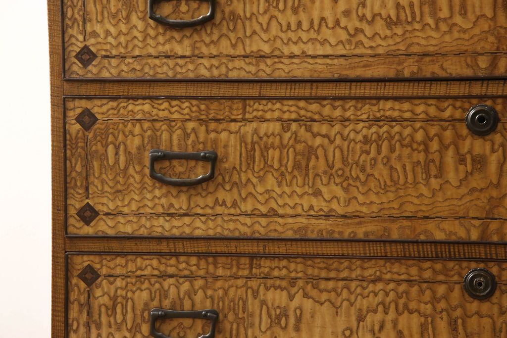 重ね箪笥を綺麗に再生!本体は現状をベース着色し、修繕箇所は本体と馴染ませて仕上げ。