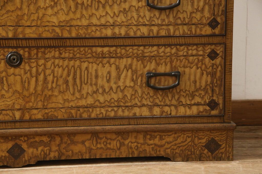 重ね箪笥を綺麗に再生!本体は現状をベース着色し、修繕箇所は本体と馴染ませて仕上げ。