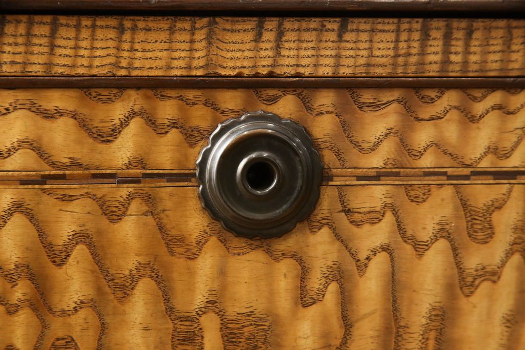 重ね箪笥を綺麗に再生!本体は現状をベース着色し、修繕箇所は本体と馴染ませて仕上げ。