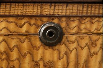 重ね箪笥を綺麗に再生!本体は現状をベース着色し、修繕箇所は本体と馴染ませて仕上げ。