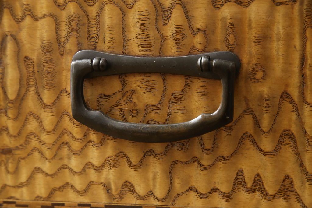 重ね箪笥を綺麗に再生!本体は現状をベース着色し、修繕箇所は本体と馴染ませて仕上げ。