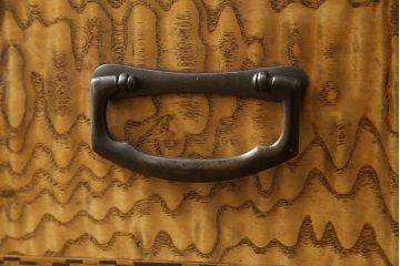 重ね箪笥を綺麗に再生!本体は現状をベース着色し、修繕箇所は本体と馴染ませて仕上げ。