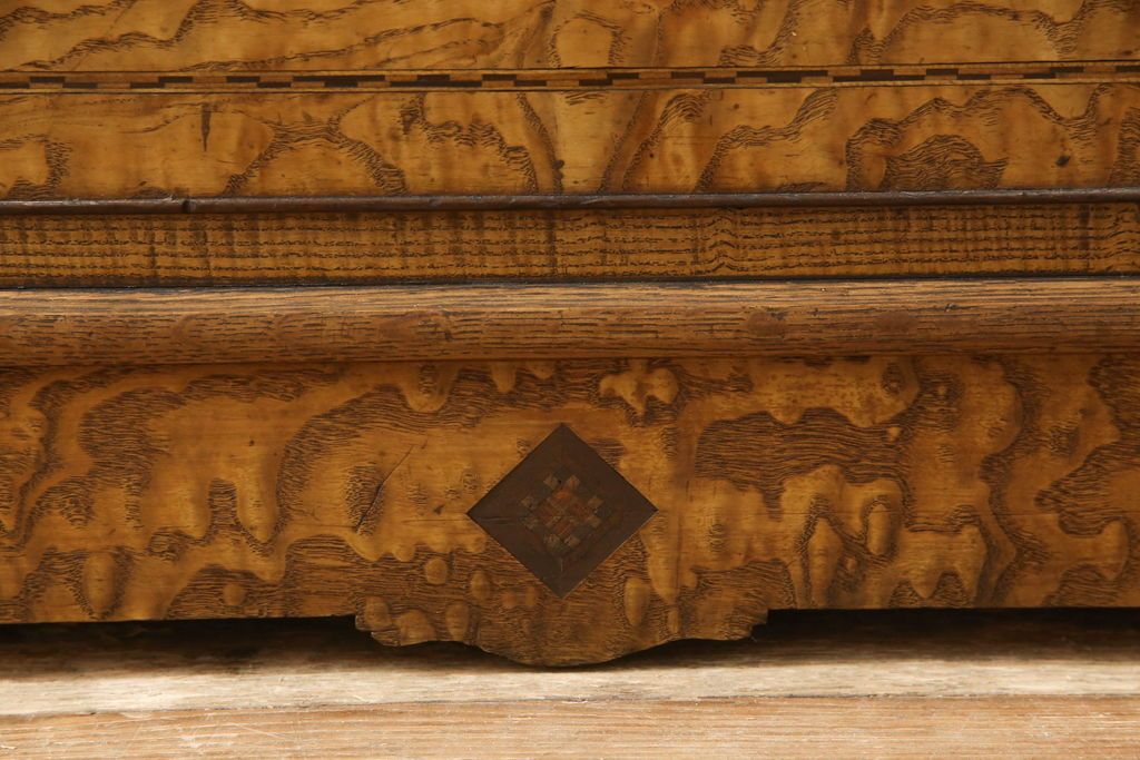 重ね箪笥を綺麗に再生!本体は現状をベース着色し、修繕箇所は本体と馴染ませて仕上げ。