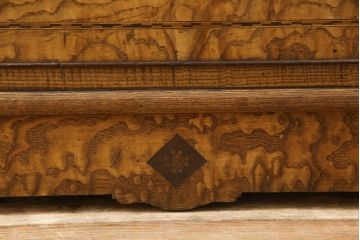 重ね箪笥を綺麗に再生!本体は現状をベース着色し、修繕箇所は本体と馴染ませて仕上げ。