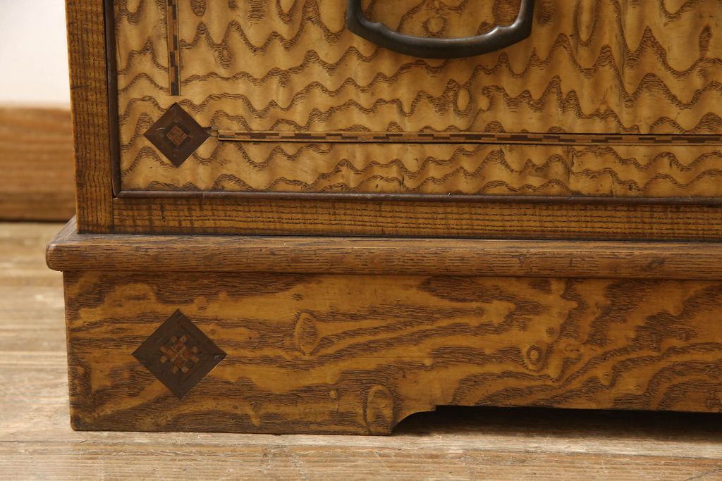 重ね箪笥を綺麗に再生!本体は現状をベース着色し、修繕箇所は本体と馴染ませて仕上げ。