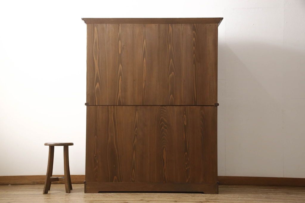 重ね箪笥を綺麗に再生!本体は現状をベース着色し、修繕箇所は本体と馴染ませて仕上げ。