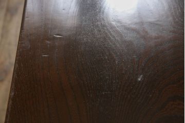 座卓を脚を外せる仕様にリメイク!脚を取り外し可能な仕様に加工。天板の塗装を剥離し本体は脚の色をベースに着色仕上げ。