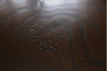 座卓を脚を外せる仕様にリメイク!脚を取り外し可能な仕様に加工。天板の塗装を剥離し本体は脚の色をベースに着色仕上げ。