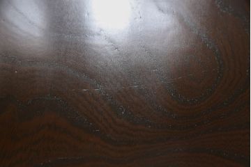 座卓を脚を外せる仕様にリメイク!脚を取り外し可能な仕様に加工。天板の塗装を剥離し本体は脚の色をベースに着色仕上げ。