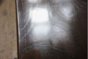 座卓を脚を外せる仕様にリメイク!脚を取り外し可能な仕様に加工。天板の塗装を剥離し本体は脚の色をベースに着色仕上げ。