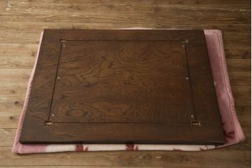 座卓を脚を外せる仕様にリメイク!脚を取り外し可能な仕様に加工。天板の塗装を剥離し本体は脚の色をベースに着色仕上げ。
