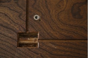 座卓を脚を外せる仕様にリメイク!脚を取り外し可能な仕様に加工。天板の塗装を剥離し本体は脚の色をベースに着色仕上げ。