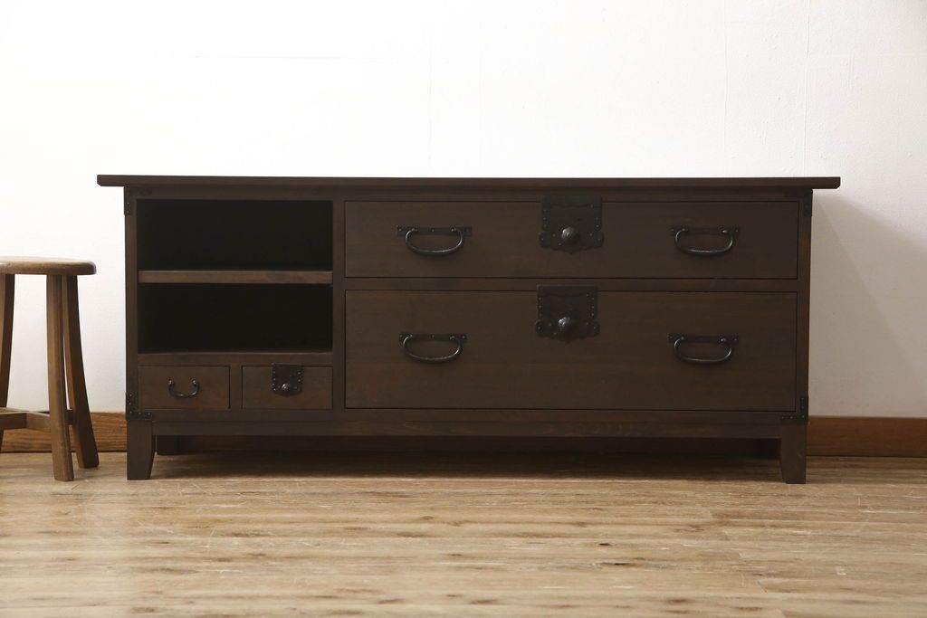 桐箪笥をテレビボードにリメイク!上段にあった小引き出しの高さ調整をし、下段と並べて製作。引き出しをフラップダウン仕様へ変更。可動式の棚板を追加し、配線穴開け加工。天板と脚を取り付け。