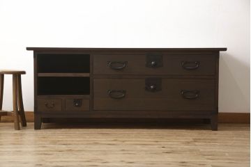 桐箪笥をテレビボードにリメイク!上段にあった小引き出しの高さ調整をし、下段と並べて製作。引き出しをフラップダウン仕様へ変更。可動式の棚板を追加し、配線穴開け加工。天板と脚を取り付け。