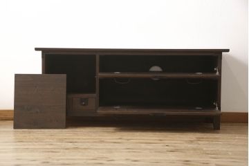 桐箪笥をテレビボードにリメイク!上段にあった小引き出しの高さ調整をし、下段と並べて製作。引き出しをフラップダウン仕様へ変更。可動式の棚板を追加し、配線穴開け加工。天板と脚を取り付け。