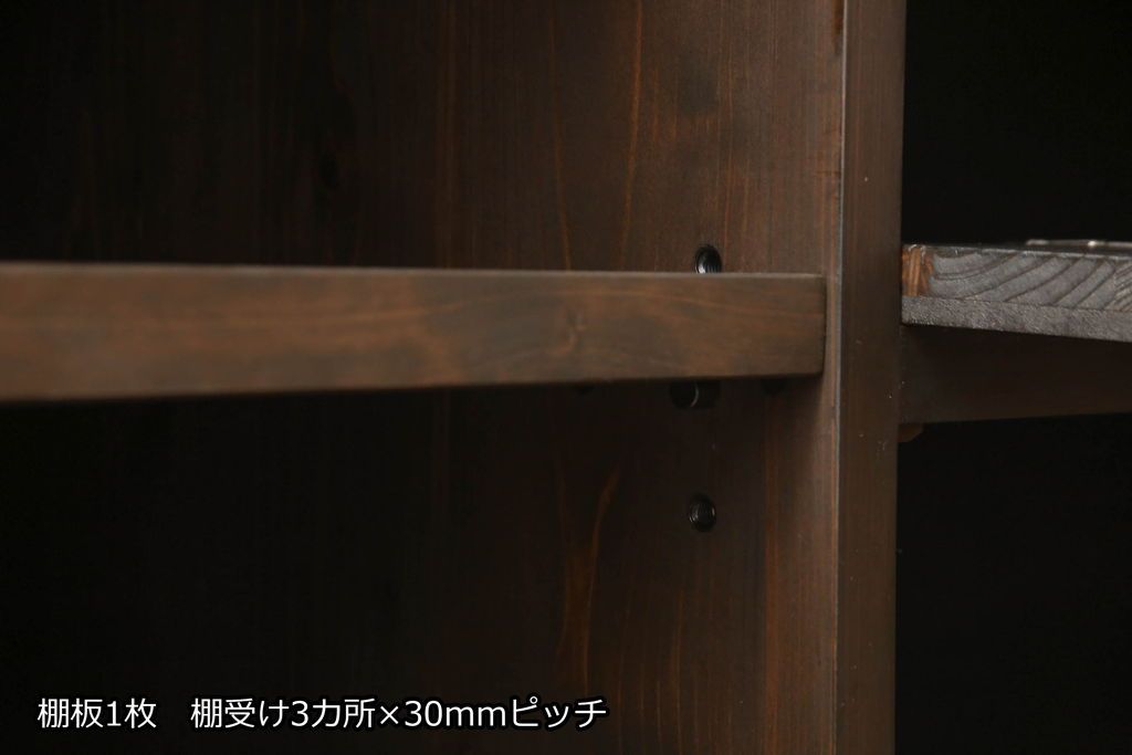 桐箪笥をテレビボードにリメイク!上段にあった小引き出しの高さ調整をし、下段と並べて製作。引き出しをフラップダウン仕様へ変更。可動式の棚板を追加し、配線穴開け加工。天板と脚を取り付け。